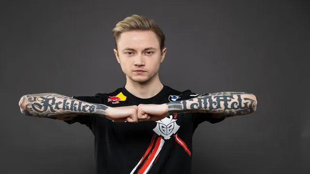 Rekkles looking contemplative on stage during an LEC broadcast